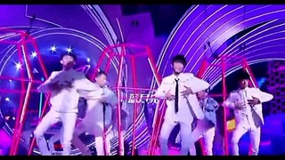 Nhóm nhạc 3 ng TFBoys ( Vương Tuấn Khải) (Vương Nguyên) (Dịch Dương Thiên Tỷ) ❤❤