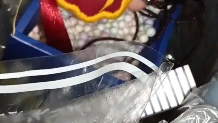 Con gái mất bốn ngày để thêu chiếc vòng bình an tặng mẹ, nhưng lại được phát hiện trong thùng rác.