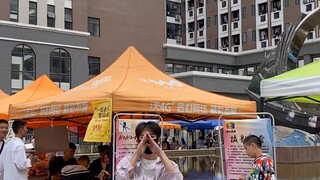 ชายคนหนึ่งเต้นรำเพลงใหม่ของฮวาซา มาเรียที่โรงเรียน