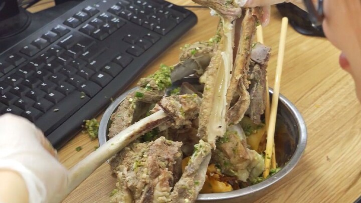 Ketika bos mendengar seorang karyawan keluar...