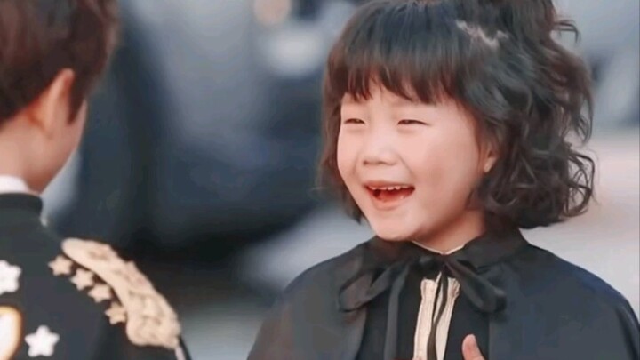 Có một cô con gái “đầu óc toàn nghĩ về tình yêu” thì cảm giác thế nào nhỉ?