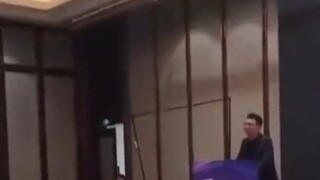 Họ ném bánh vào tôi, tôi nhặt chúng lên và cắn hai miếng