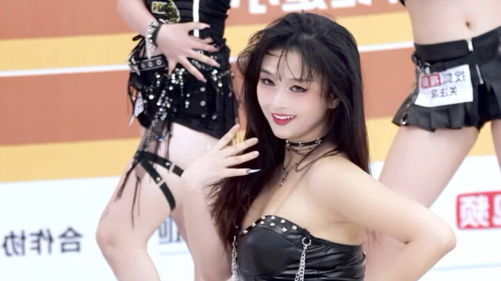 แค่นี้ก็ทำเอาคนทั้งฮอลล์คลั่งไปแล้ว