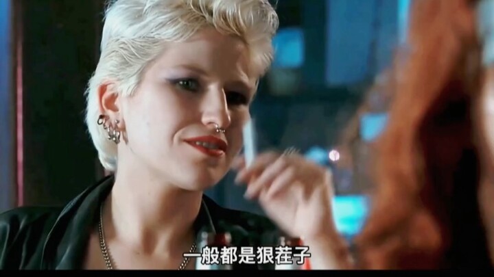 Người dám khỏa thân hoàn toàn bước vào quán bar, đều là những kẻ liều lĩnh, mà anh ta còn liều lĩnh 