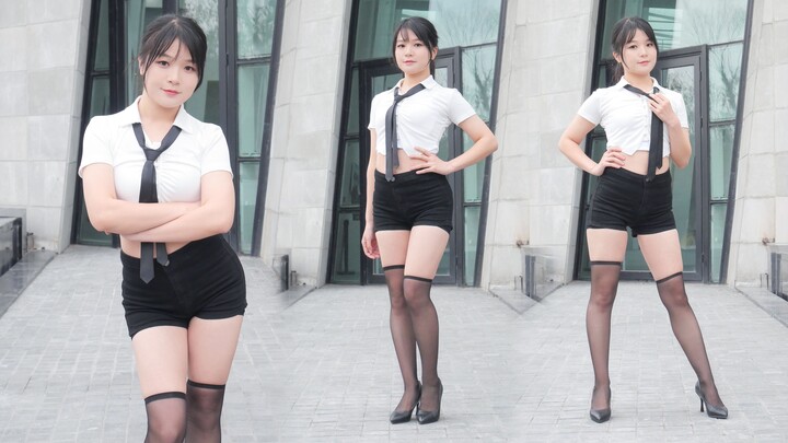 Take advantage of the boss being away to sneak in a little dance~♥Good Night Kiss♥