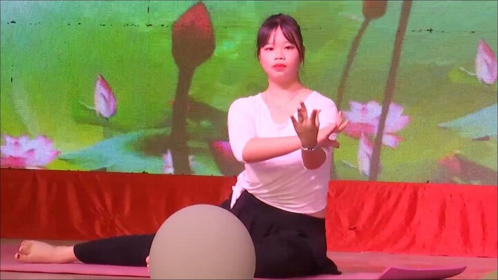 Nữ sinh trường trung cấp nghề biểu diễn vũ đạo yoga “Bất Nhiễm”