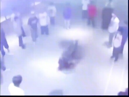 لن أسمح بوجود عيون نظيفة بعد الآن، إن كنتم تريدون أن تتسخوا فلتسخوا جميعًا.