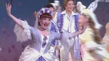 Những chiếc váy sang chảnh và trang sức lấp lánh của Takarazuka Revue