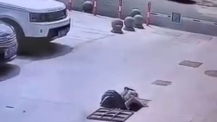 Kali ini orangnya nggak mati, tapi uang hasil jual mobilnya masih kurang.