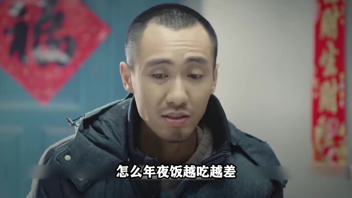 القائد ينفق آلاف اليوانات لتحسين وجبات العمال، لكن المائدة لا تحوي سوى الخضروات الخضراء فقط، فانفجر 