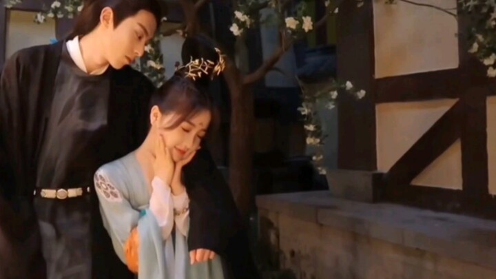 [Love Between Fairy and Devil] XQL just loves to cuddle—these are definitely behind-the-scenes momen