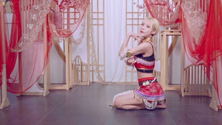 Penari eksotis datang untuk memberi penghormatan, dan mulai sekarang Anda akan bahagia dan riang--sa