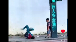 国内俩小学生背着书包街头pk街舞在外网火了，老外觉得这在中国很常见……