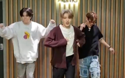 [GOT7] Team bonding after each member’s solo debut: they dance to each other’s solo tracks.