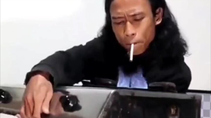 Menyalakan rokok begini boros gas.