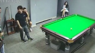 Netizens compete in billiards skills—Boss: No javelin practice allowed in the billiard room!