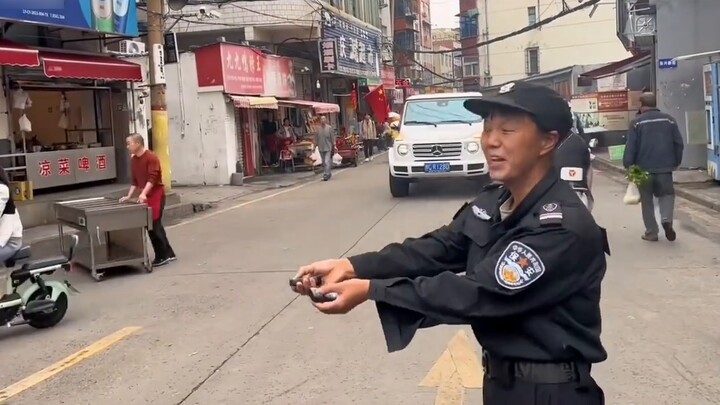 Penjaga keamanan: Tambahkan lebih banyak uang, tambahkan lebih banyak uang, tambahkan lebih banyak u