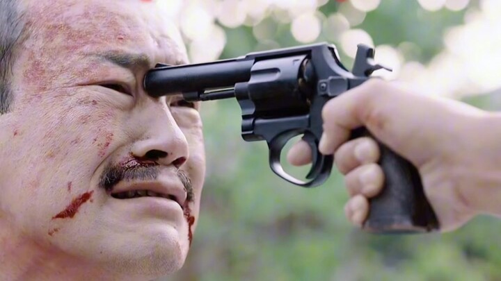 “地上五把枪你不捡？我忘了！”
