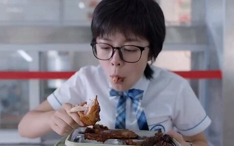 นักกินไม่รักษาสัญญาแอบกินเนื้อ ถูกเพื่อนในห้องจับได้ทันที