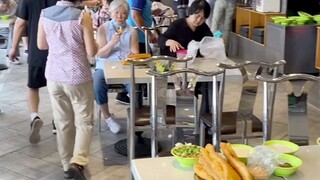 Saya mengantri untuk membeli beberapa kue wijen tahu tua untuk Lu Jie, tetapi dia malah mengatakan r