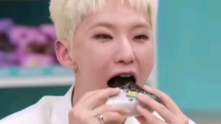 [SEVENTEEN] This member is seriously meticulous when it comes to taking care of their teammates! 2