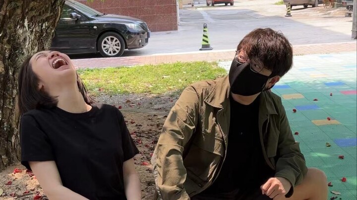 今天约了个女网红见面，听说她笑起来很好看