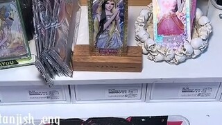 公主们，臣来迟了，公主请看。