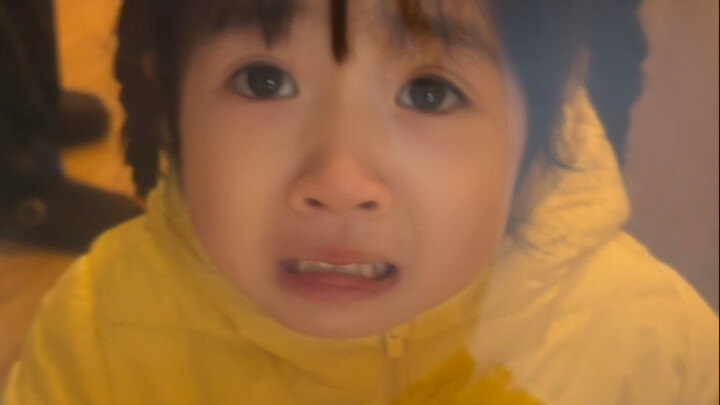 “Em thích đi học nhất luôn” nhưng mỗi lần phải xa mẹ là vẫn không kìm được nước mắt～