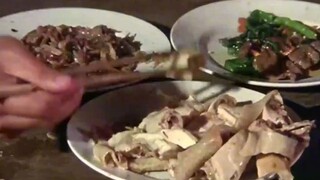 Yuen Biao eats boiled chicken, and he eats 20 bowls of it with some meat. It makes you drool!