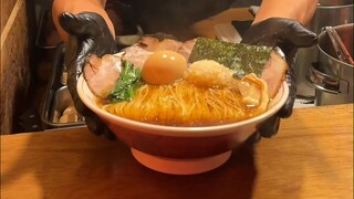 Đã khuya rồi và tôi chỉ cần một bát mì ramen Nhật Bản để cảm thấy thoải mái.