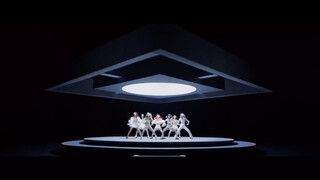 name group and senior sister EVERGLOW's stage performance