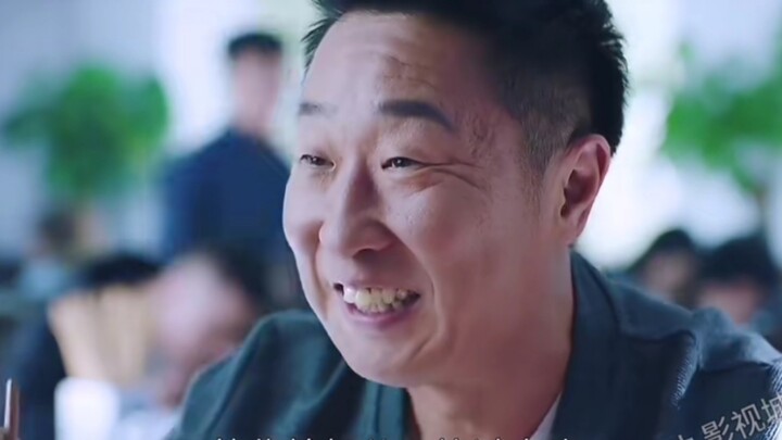 Cảnh sát mặc thường phục đang ăn mì ngon lành thì bất ngờ phát hiện đối diện chính là nghi phạm!