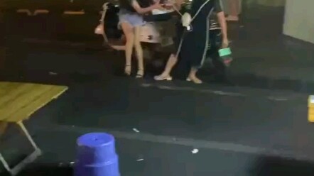 Quảng Tây, Liễu Châu: Mẹ gọi cô con gái nổi loạn về nhà, nhưng cô bé liên tục phản kháng, khiến mẹ t