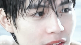 Yizai's expression is so sexy and charming, who can resist kissing him?