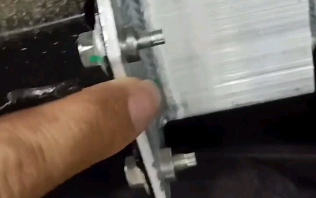 Seberapa tangguh sebenarnya balok anti-tabrakan dan sistem suspensi sasis Hongqi? Mobil buatan Tiong