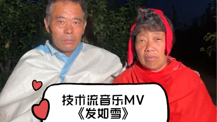 Đang nhào bột thì tình cờ gặp một cô gái xinh đẹp, yêu quá yêu quá!