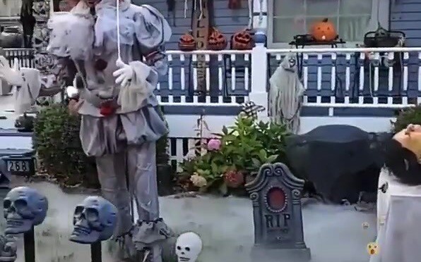 Trang trí Halloween của gia đình này chắc hẳn đã mang cả ngôi nhà ma về nhà luôn, đề xuất là có thể 