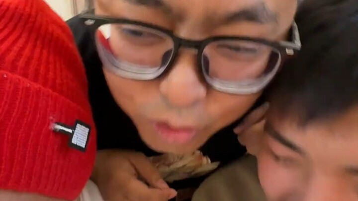 لا أستطيع التوقف عن الضحك! النكت الجهنمية جعلت الأخ الأكبر عاجزًا عن الصراخ، فبات مضطرًا لتحمل كل حز