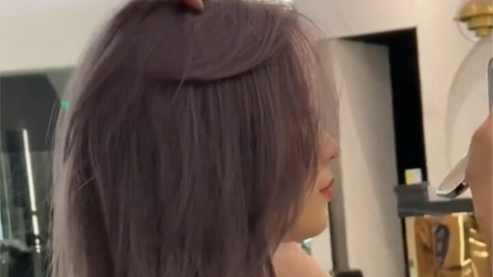 A post-2000s young lady came to me and got a wolf-tail mullet cut.