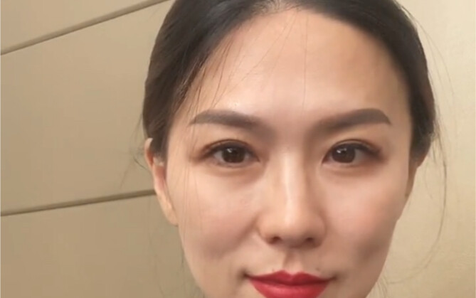 عمة جميلة ناضجة تلتقط صورة سيلفي لنفسها