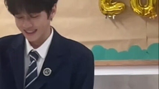 A male high school student actually performed "Sister is so beautiful" at the class's New Year party