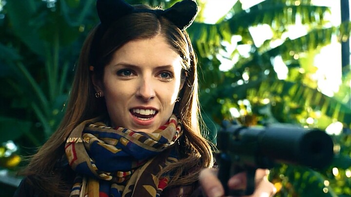 Pernah lihat cara pacaran kayak gini? Menghindari peluru dengan anggun sambil melempar pisau terbang