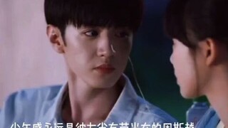 校草看见了女主手里捧着的东西，瞬间打了鸡血！