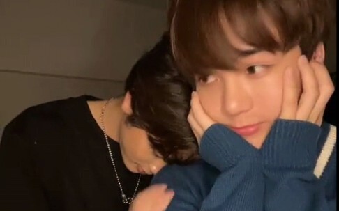 SantaEarth   Ánh mắt của họ như đang kéo sợi, thật ngọt ngào