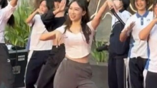 高中英语老师大秀韩舞，台下全班男同学围观