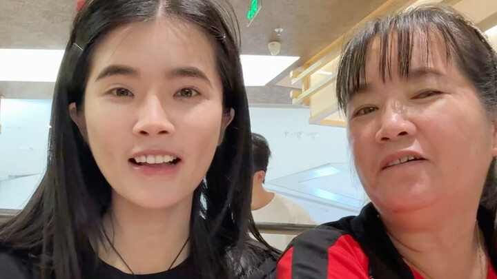 “My mom works as a dishwasher and gets paid—now I’m fighting for the family fortune!”