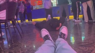 Nếu anh dám nói, tôi dám bắn.