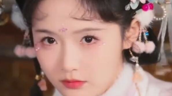I declare this the cutest, most adorable heroine on Short Video! She’s just too cute for words—ahhh!