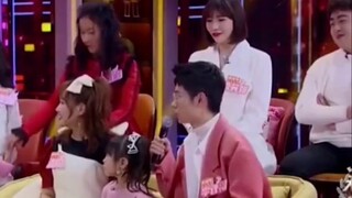 Li Xingliang's daughter You'er feeds Wang Yibo, what a cute little fangirl
