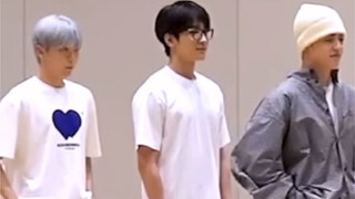 At 26, he danced to World, and at 27, he danced to Super. Which older idol is so hardworking?